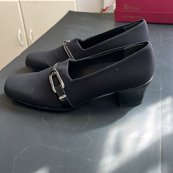 MUNRO  CINDI  BLACK  STRETCH FABRIC SHOE SIZE. 7M - Picture 5 of 15